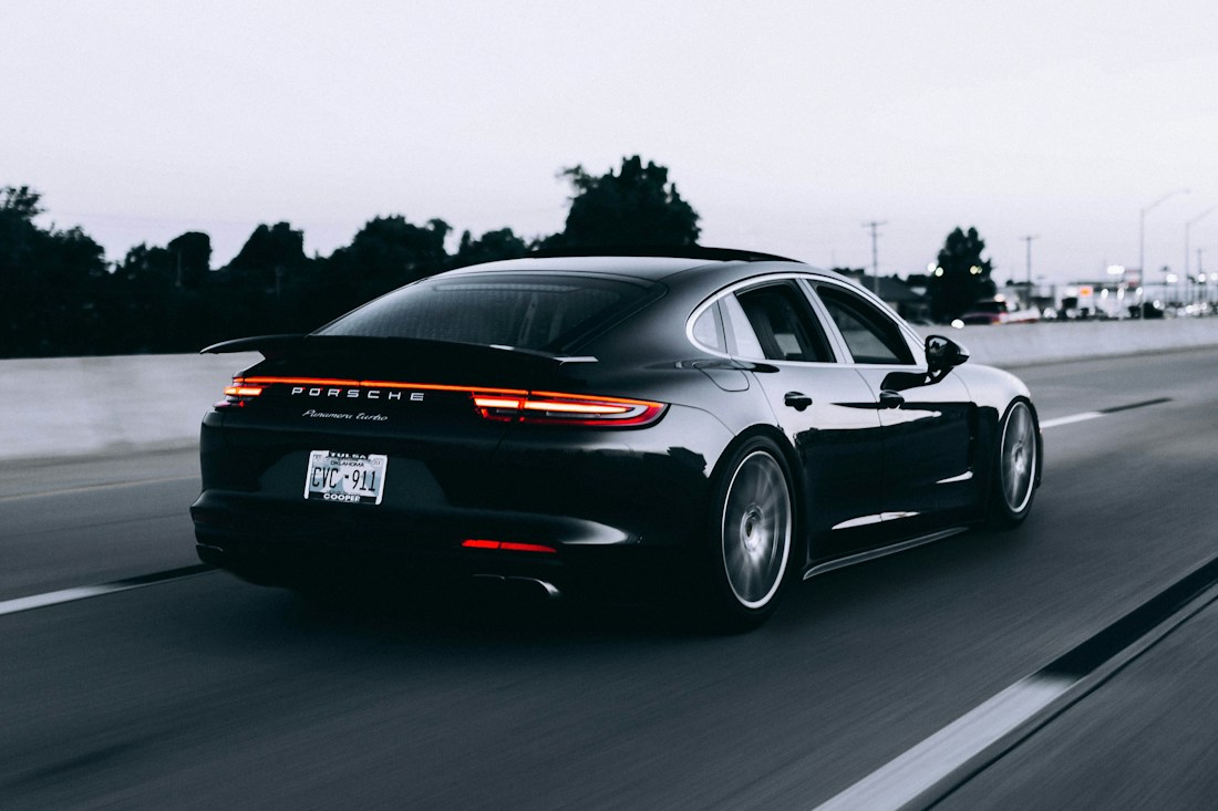 Автомобиль Porsche, вид сзади с акцентом на кузове и фонарях